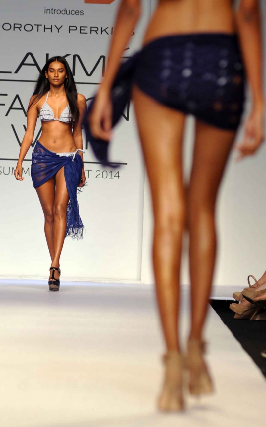 Seksinya model berbusana minim di Lakme Fashion Week 2014