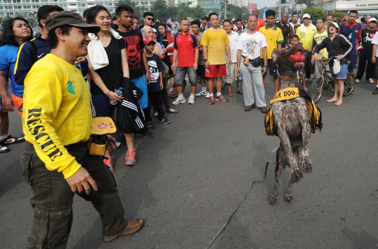 Simulasi tim SAR dengan anjing pelacak di Bundaran HI