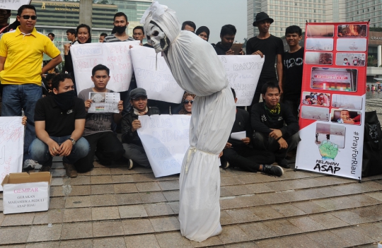 Puluhan mahasiswa peduli Riau gelar demo kabut asap di HI