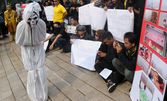 Puluhan mahasiswa peduli Riau gelar demo kabut asap di HI