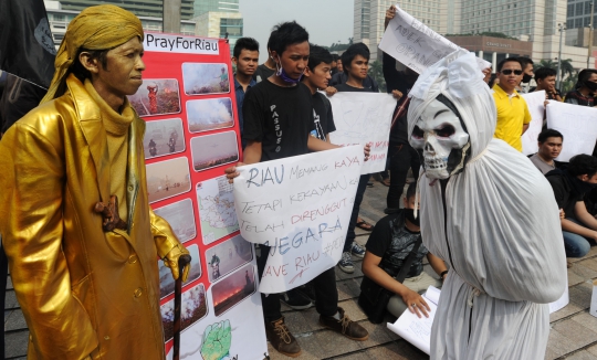 Puluhan mahasiswa peduli Riau gelar demo kabut asap di HI