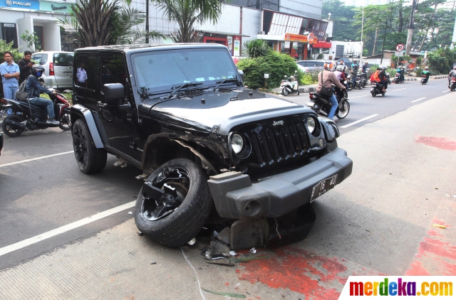 Foto Jeep Rubicon tabrak tiang lampu jalan Pondok Indah 