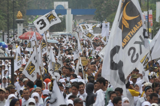 Kampanye perdana, kader PKS putihkan GBK