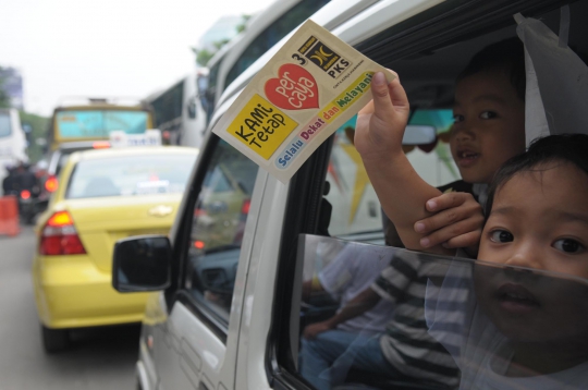 Kampanye perdana, kader PKS putihkan GBK