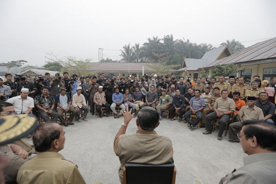 SBY ajak dialog masyarakat saat tinjau lokasi kebakaran di Siak