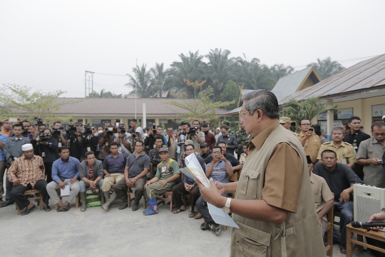 SBY ajak dialog masyarakat saat tinjau lokasi kebakaran di Siak