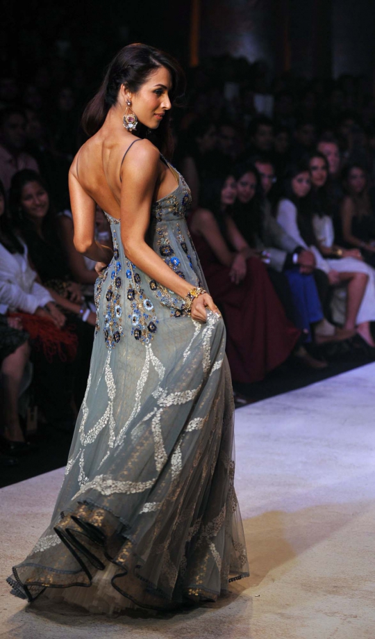 Pesona aktris hot Bollywood Malaika Arora di Lakme Fashion Week