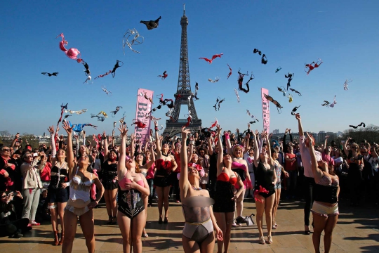 Perangi kanker payudara, puluhan wanita Prancis 'lepas bra'