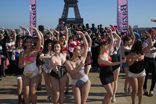 Perangi kanker payudara, puluhan wanita Prancis 'lepas bra'