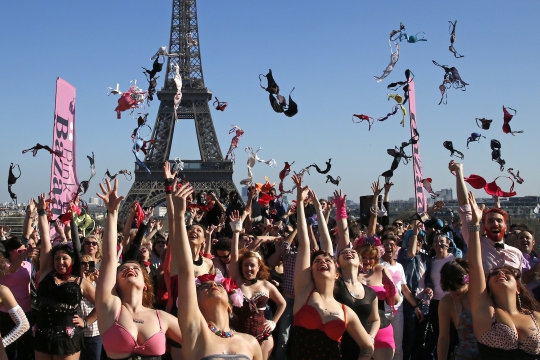 Perangi kanker payudara, puluhan wanita Prancis 'lepas bra'