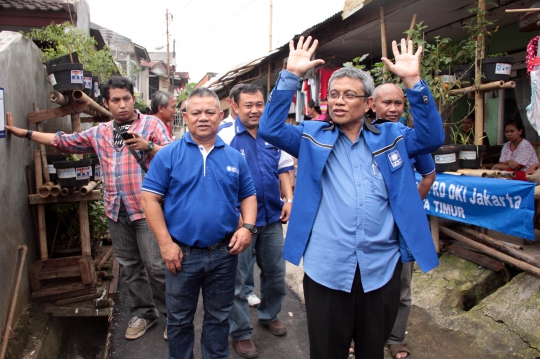 Gelar kampanye, caleg PAN bagikan bibit sayuran kepada warga