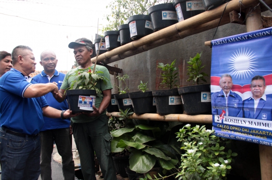 Gelar kampanye, caleg PAN bagikan bibit sayuran kepada warga