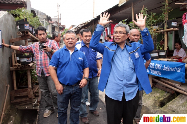 Foto : Gelar kampanye, caleg PAN bagikan bibit sayuran 