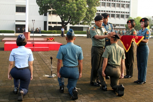 Prajurit di Mabes TNI kini berbaret hitam