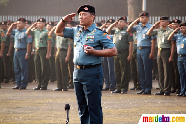 Foto : Prajurit di Mabes TNI kini berbaret hitam merdeka.com