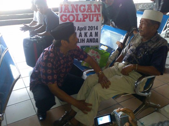 Gelar kampanye di Surabaya, caleg PKB buka layanan pijat gratis