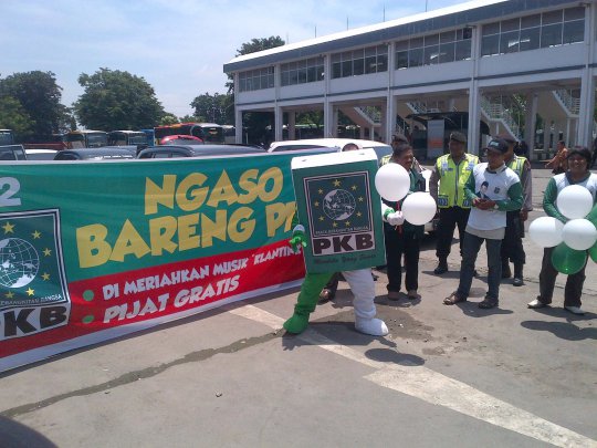 Gelar kampanye di Surabaya, caleg PKB buka layanan pijat gratis