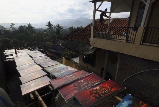 Kisah seniman di Bandung mencari nafkah lewat melukis