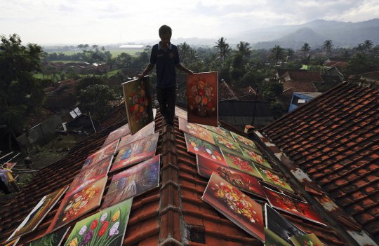 Kisah seniman di Bandung mencari nafkah lewat melukis