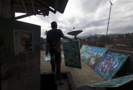 Kisah seniman di Bandung mencari nafkah lewat melukis
