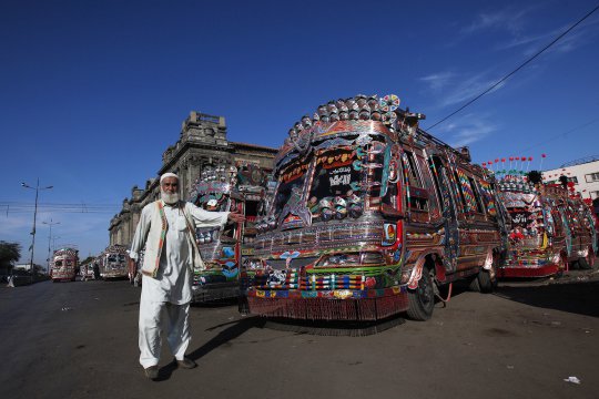 Beginilah penampilan bus kota di Pakistan