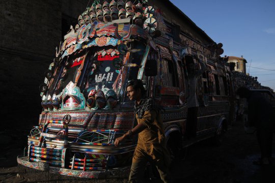 Beginilah penampilan bus kota di Pakistan