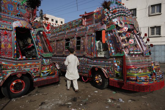 Beginilah penampilan bus kota di Pakistan