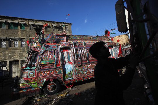 Beginilah penampilan bus kota di Pakistan