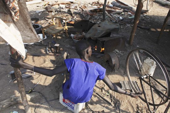 Kisah pandai besi di Sudan membuat gelang dari selongsong peluru