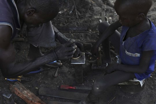Kisah pandai besi di Sudan membuat gelang dari selongsong peluru