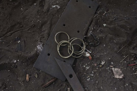 Kisah pandai besi di Sudan membuat gelang dari selongsong peluru