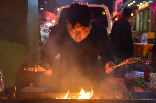 Berwajah mirip Kim Jong-un, tukang sate ini jadi pusat perhatian