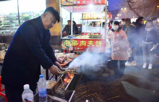 Berwajah mirip Kim Jong-un, tukang sate ini jadi pusat perhatian
