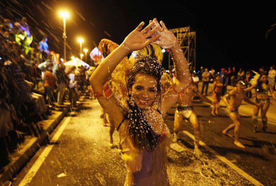 Pesona penari seksi dalam Carnaval Costa Asuncion di Paraguay