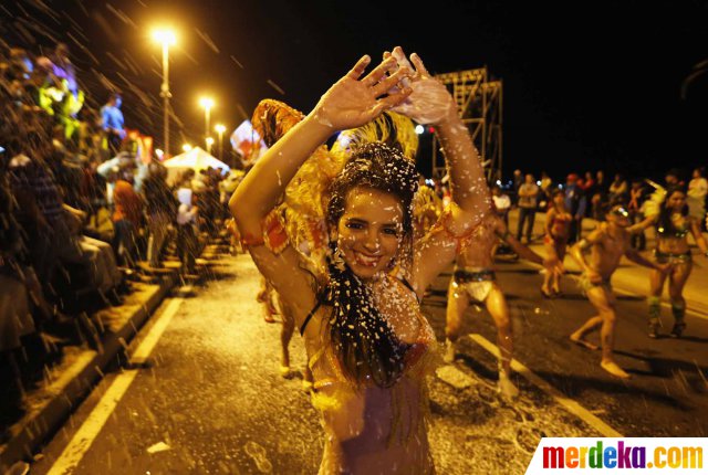 Foto : Pesona penari seksi dalam Carnaval Costa Asuncion 