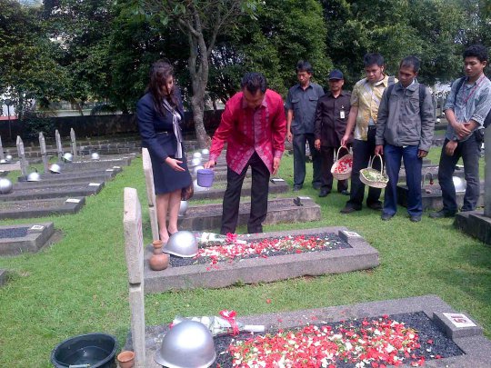 Dino Patti Djalal saat ziarah ke makam Usman-Harun di Kalibata