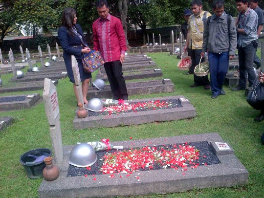 Dino Patti Djalal saat ziarah ke makam Usman-Harun di Kalibata
