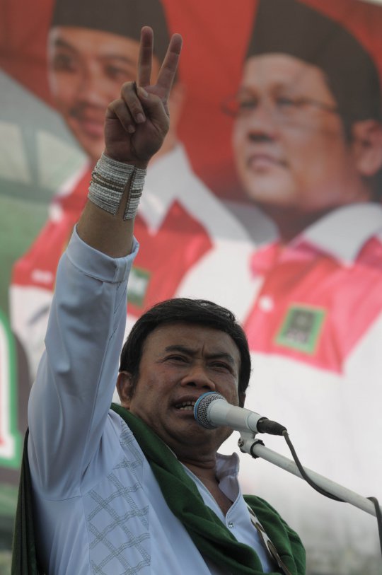 Aksi Rhoma Irama goyang kampanye PKB di Pulomas