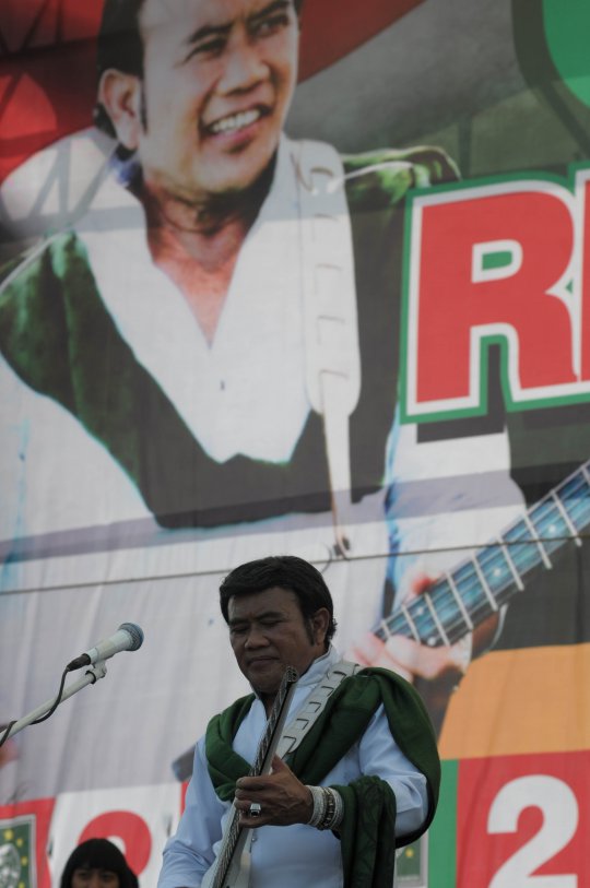 Aksi Rhoma Irama goyang kampanye PKB di Pulomas