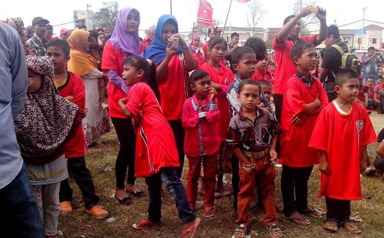 Puluhan anak di bawah umur meriahkan kampanye Partai Aceh