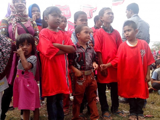 Puluhan anak di bawah umur meriahkan kampanye Partai Aceh
