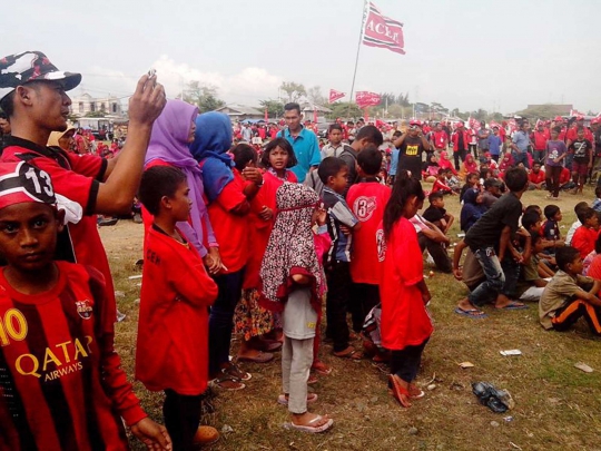 Puluhan anak di bawah umur meriahkan kampanye Partai Aceh