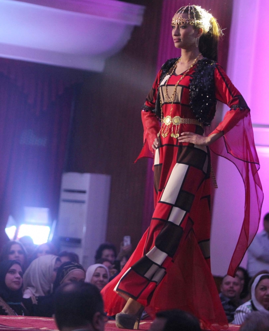 Pesona model Timur Tengah pamerkan gaun tradisional Kurdi
