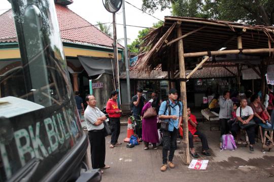 Terminal Lebak Bulus ditutup, penumpang bus terlantar di gubuk