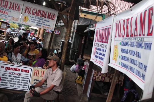 Terminal Lebak Bulus ditutup, penumpang bus terlantar di gubuk