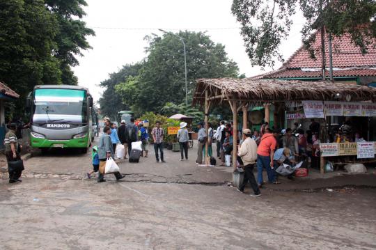 Terminal Lebak Bulus ditutup, penumpang bus terlantar di gubuk