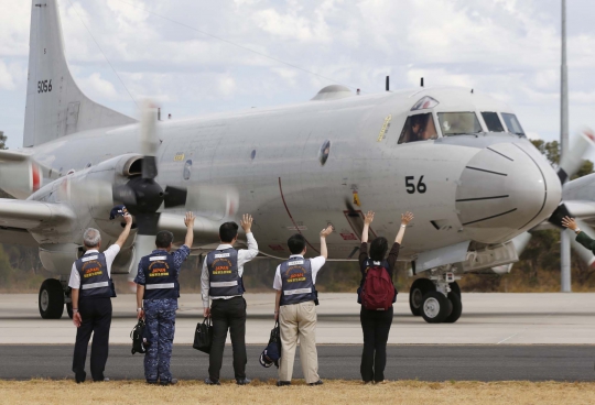 Deretan pesawat-pesawat militer pencari Malaysia Airlines MH370