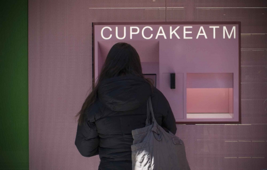 Asyiknya beli cupcake lewat mesin 'ATM' di New York