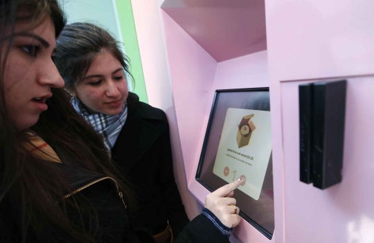 Asyiknya beli cupcake lewat mesin 'ATM' di New York