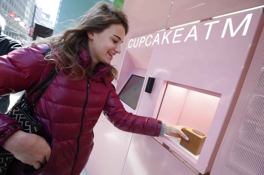 Asyiknya beli cupcake lewat mesin 'ATM' di New York